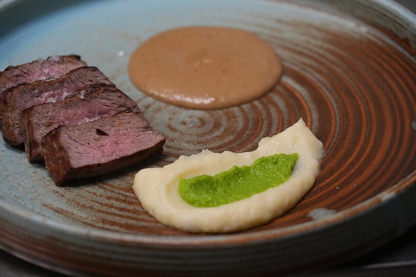 Vierter Gang: Sirloin Steak mit Blumenkohlpüree und koreanischer Miso-Pilzsauce.