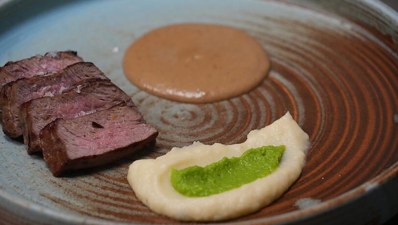 Vierter Gang: Sirloin Steak mit Blumenkohlpüree und koreanischer Miso-Pilzsauce. Vierter Gang: Sirloin Steak mit Blumenkohlpüree und koreanischer Miso-Pilzsauce.