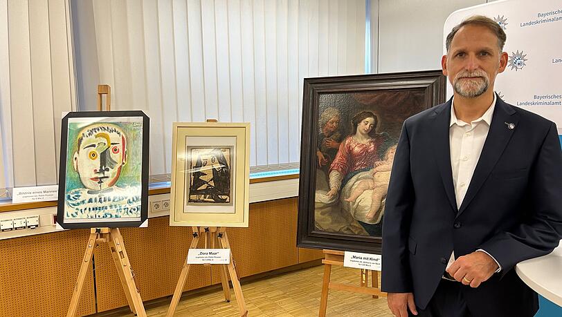 Kunstfahnder Patrick Haggenmüller neben drei der mutmaßlich gefälschten und sichergestellten Werke, v.l.: Bildnis eines Mannes, Dora Maar (beides von Pablo Picasso) sowie "Maria mit Kind“ von Anthonis van Dyck. Zwischen 1,5 und 5,39 Millionen Euro sollten sie kosten. Kunstfahnder Patrick Haggenmüller neben drei der mutmaßlich gefälschten und sichergestellten Werke, v.l.: Bildnis eines Mannes, Dora Maar (beides von Pablo Picasso) sowie "Maria mit Kind“ von Anthonis van Dyck. Zwischen 1,5 und 5,39 Millionen Euro sollten sie kosten.