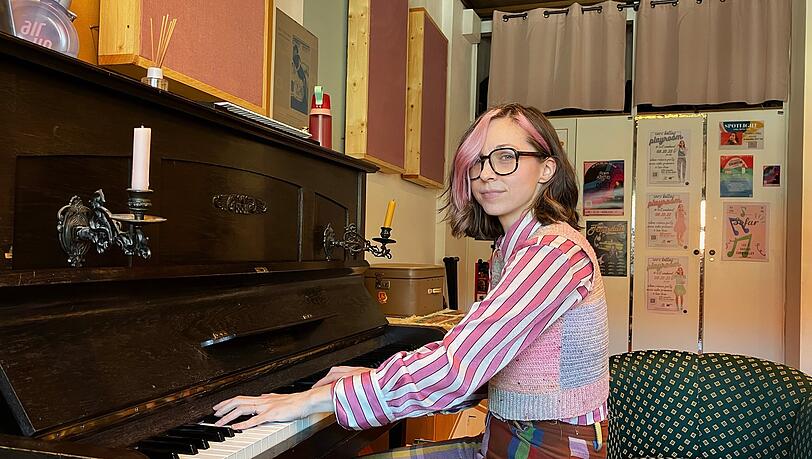 Musikerin Caro Kelley hat sich ihren Proberaum im Fat Cat im Alten Gasteig nach ihrem eigenen Geschmack eingerichtet. "Das hier ist der beste Raum, den ich je hatte &ndash; und jetzt verschwindet er" , sagt sie. Wegen Sanierungsarbeiten endet die Zwischennutzung. Doch viele Musiker wissen nicht, wo sie in M&uuml;nchen k&uuml;nftig proben k&ouml;nnen.