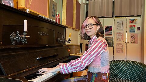 Musikerin Caro Kelley hat sich ihren Proberaum im Fat Cat im Alten Gasteig nach ihrem eigenen Geschmack eingerichtet. "Das hier ist der beste Raum, den ich je hatte &ndash; und jetzt verschwindet er" , sagt sie. Wegen Sanierungsarbeiten endet die Zwischennutzung. Doch viele Musiker wissen nicht, wo sie in M&uuml;nchen k&uuml;nftig proben k&ouml;nnen.