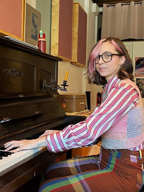 Musikerin Caro Kelley hat sich ihren Proberaum im Fat Cat im Alten Gasteig nach ihrem eigenen Geschmack eingerichtet. "Das hier ist der beste Raum, den ich je hatte &ndash; und jetzt verschwindet er" , sagt sie. Wegen Sanierungsarbeiten endet die Zwischennutzung. Doch viele Musiker wissen nicht, wo sie in M&uuml;nchen k&uuml;nftig proben k&ouml;nnen.