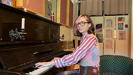 Musikerin Caro Kelley hat sich ihren Proberaum im Fat Cat im Alten Gasteig nach ihrem eigenen Geschmack eingerichtet. "Das hier ist der beste Raum, den ich je hatte &ndash; und jetzt verschwindet er" , sagt sie. Wegen Sanierungsarbeiten endet die Zwischennutzung. Doch viele Musiker wissen nicht, wo sie in M&uuml;nchen k&uuml;nftig proben k&ouml;nnen.