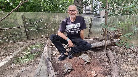 Seit 25 Jahren Leiter der Reptilienauffangstation: Markus Baur im Au&szlig;engehege.