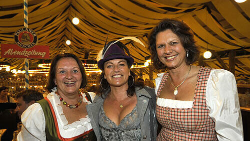 Dreifache Frauen-Power am AZ-Wiesn-Stammtisch (v. l.): Bundesjustizministerin Sabine Leutheusser-Schnarrenberger, Schauspielerin Christine Neubauer und Bundeslandwirtschaftsministerin Ilse Aigner. Dreifache Frauen-Power am AZ-Wiesn-Stammtisch (v. l.): Bundesjustizministerin Sabine Leutheusser-Schnarrenberger, Schauspielerin Christine Neubauer und Bundeslandwirtschaftsministerin Ilse Aigner.