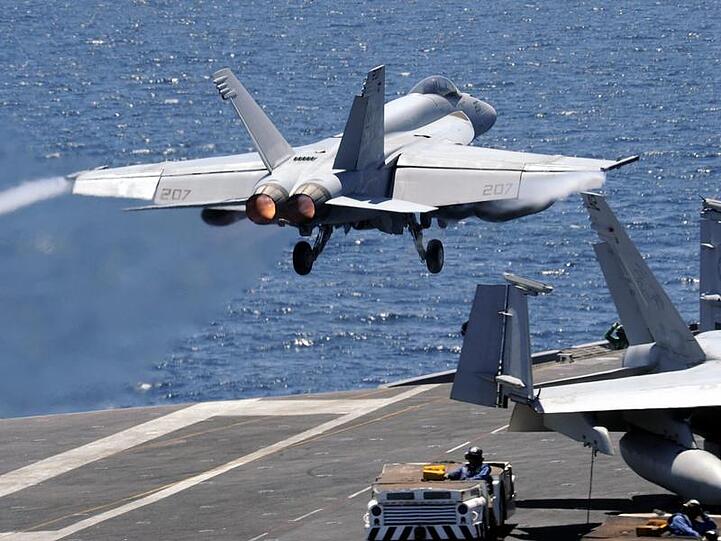 Seemanöver: Ein US-Kampfflugzeug startet vom Flugzeugträger «USS George Washington» im Gelben Meer. Süd- und Nordkorea verschärfen ihre Warnungen.