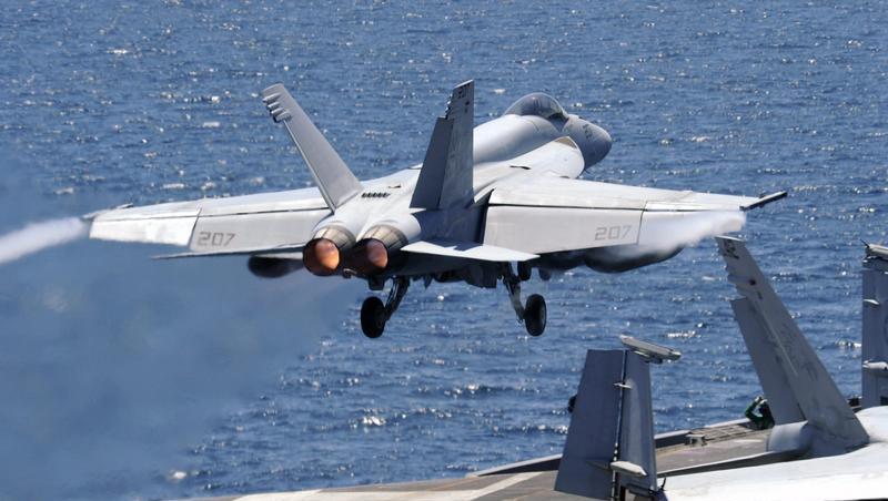 Seemanöver: Ein US-Kampfflugzeug startet vom Flugzeugträger «USS George Washington» im Gelben Meer. Süd- und Nordkorea verschärfen ihre Warnungen. Seemanöver: Ein US-Kampfflugzeug startet vom Flugzeugträger «USS George Washington» im Gelben Meer. Süd- und Nordkorea verschärfen ihre Warnungen.