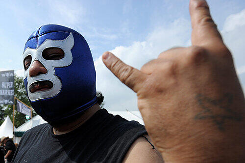 Mit Masken und Kostümen betonen die Mettler ihre Individualitat. Aber beim Handgruß, der "Pommesgabel" sind sich alle einig: Wacken 2010.