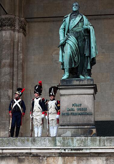 Die vielen Passanten und Touristen schauten verwundert auf dieses Szene: Drei Männer in historischen Soldatenuniformen standen am Freitag neben dem Denkmal des bayerischen Feldmarschalls Fürst Karl Wrede in der Feldherrnhalle am Odeonsplatz.