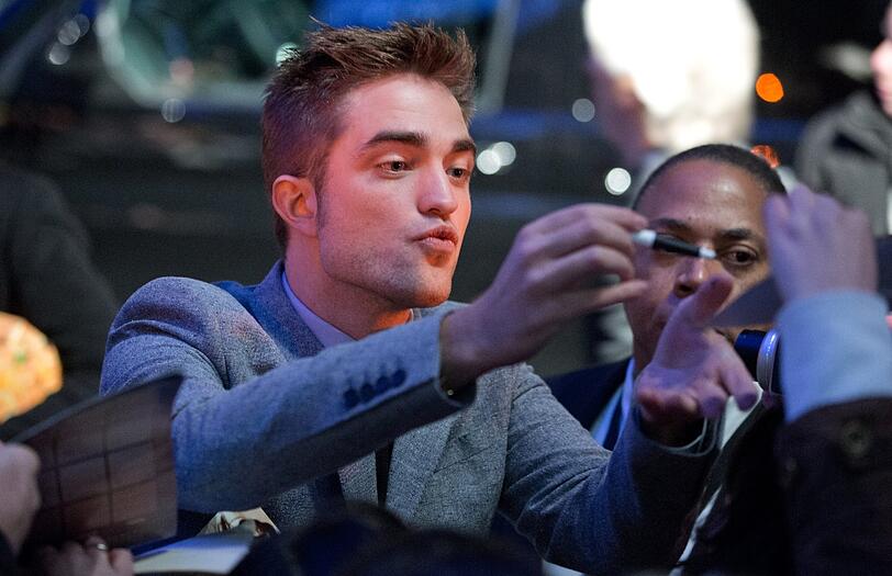 Ausnahmezustand am Freitagabend in Berlin: Bei der Premiere des letzten Teils der Twilight-Saga trafen die Stars Robert Pattinson, Kirsten Stewart, Taylor Lautner und Co. auf jede Menge kreischende und jubelnde Fans. Und zahlreiche Promis wollten sich das Kinoerlebnis ebenfalls nicht entgehen lassen. Sehen Sie hier die Bilder vom roten Teppich und lesen Sie im Text die AZ-Kritik zu "Breaking Dawn 2"...