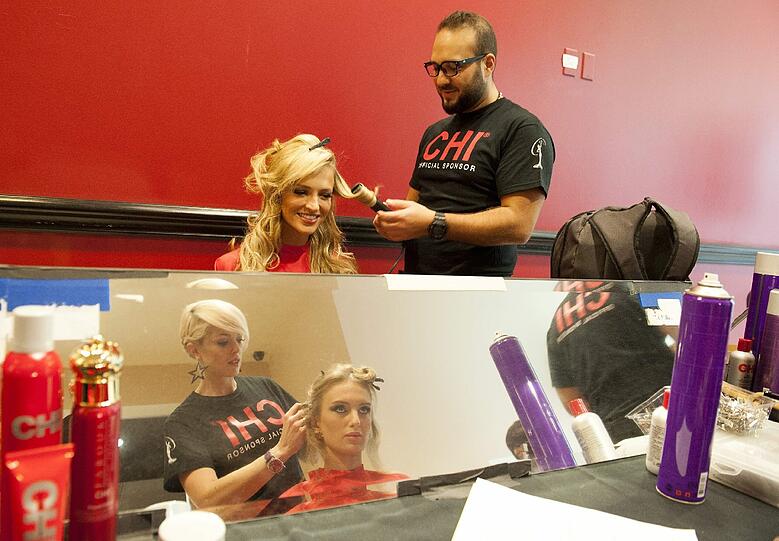 Miss Südafrika 2012, Melinda Bam (oben) und Miss Georgien 2012, Tamar Shedania, bekommen vor dem Shooting noch eine Hairstyling.