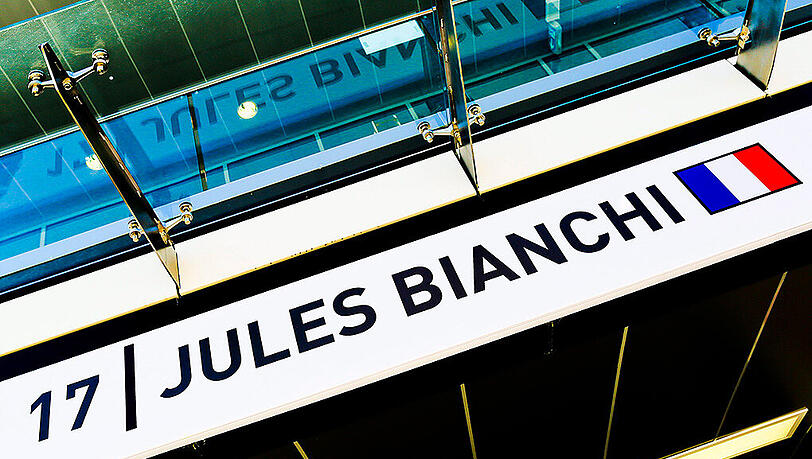 Der im Alter von 25 Jahren verstorbene französische Formel-1-Fahrer Jules Bianchi wird am Dienstag in seiner Heimatstadt Nizza beerdigt. Der im Alter von 25 Jahren verstorbene französische Formel-1-Fahrer Jules Bianchi wird am Dienstag in seiner Heimatstadt Nizza beerdigt.