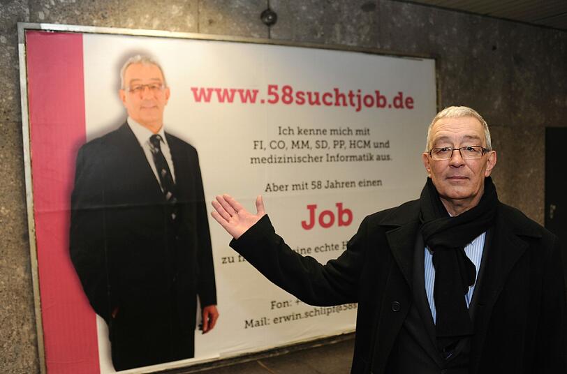 Einmal als Plakat und einmal in echt: Erwin Schlipf (58) will einen neuen Job und versucht es mit einer öffentlichen Bewerbung am Sendlinger Tor.