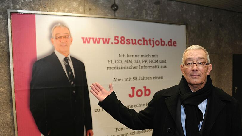 Einmal als Plakat und einmal in echt: Erwin Schlipf (58) will einen neuen Job und versucht es mit einer öffentlichen Bewerbung am Sendlinger Tor. Einmal als Plakat und einmal in echt: Erwin Schlipf (58) will einen neuen Job und versucht es mit einer öffentlichen Bewerbung am Sendlinger Tor.