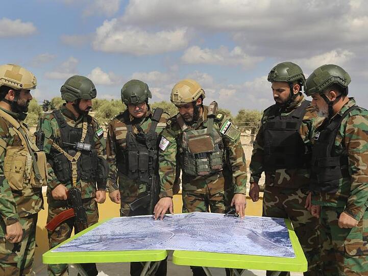 Lagebesprechung: Von der Türkei unterstützte Streitkräfte der "Freien Syrischen Armee" während eines Manövers in Vorbereitung auf einen möglichen türkischen Angriff.