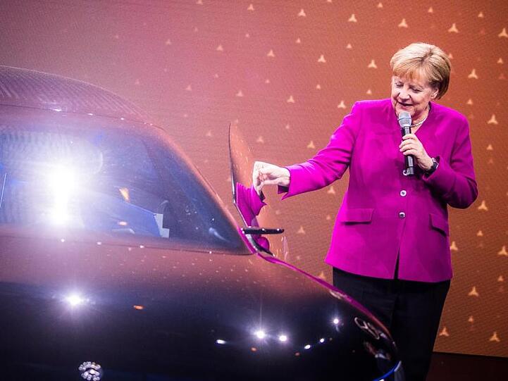 Bundeskanzlerin Angela Merkel (CDU) spricht zur Eröffnung der IAA.