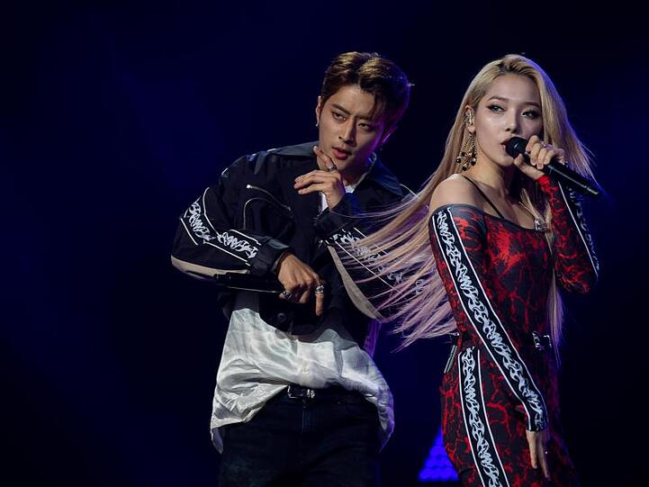 Die Mitglieder der Band Kard, J.Seph und Jeon Somin beim "Finger Heart Festival" in Mannheim.