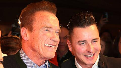 Andreas Gabalier (r.) hat Arnold Schwarzeneggers Lederjacke ersteigert.