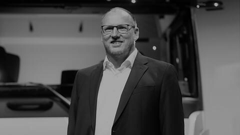 Jochen Goetz, Finanzvorstand der Daimler Truck Holding AG, ist plötzlich und unerwartet im Alter von 52 Jahren verstorben. Der Manager soll am 6. August an den Folgen eines Wespenstichs gestorben sein.