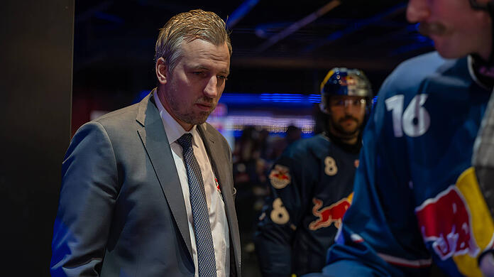 Noch nicht konstant: Der EHC um Cheftrainer Max Kaltenhauser.