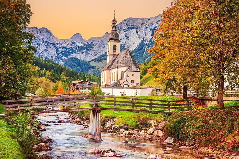 Im Berchtesgadener Land warten an jeder Ecke Postkartenmotive und den Indian Summer gibt's hier auf Bayrisch. Aus Bergen, Seen, kleinen Ortschaften und Wäldern entsteht eine echte Traumkulisse. Neben der bunten Blätterfärbung bietet der Herbst den Vorteil, dass der Massentourismus in der Region abebbt und Orte wie der Königssee, der Jenner oder Ramsau (hier auf dem Bild) weniger überlaufen sind. Im Berchtesgadener Land warten an jeder Ecke Postkartenmotive und den Indian Summer gibt's hier auf Bayrisch. Aus Bergen, Seen, kleinen Ortschaften und Wäldern entsteht eine echte Traumkulisse. Neben der bunten Blätterfärbung bietet der Herbst den Vorteil, dass der Massentourismus in der Region abebbt und Orte wie der Königssee, der Jenner oder Ramsau (hier auf dem Bild) weniger überlaufen sind.