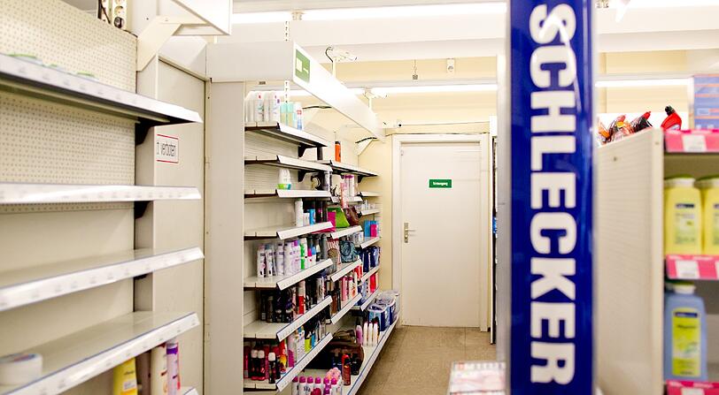 Einige betroffene Schlecker-Läden hatten schon in den vergangenen Tagen zugemacht. Heute werden auch die letzten der 2200 auf der Streichliste stehenden Filialen endgültig geschlossen. 11 000 Schlecker-Beschäftigte blicken in eine ungewisse Zukunft.