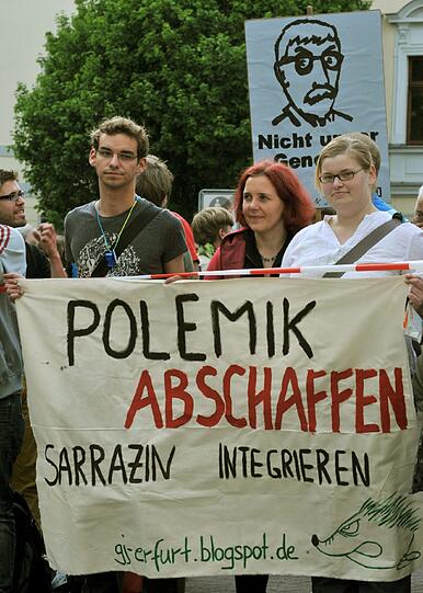In der Politik stößt vielen das neue Buch übel auf.