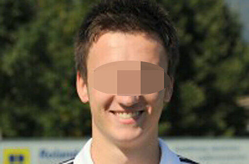 Vor den Augen seines Vater brach Matthias K. bei einem Freundschaftsspiel seines Vereins SV Lalling (Kreis Deggendorf) zusammen.