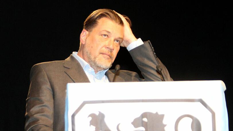 Ungültige Abstimmung: Gerhard Mayrhofer bei seiner Wahl zum Präsidenten im Juli 2013 Ungültige Abstimmung: Gerhard Mayrhofer bei seiner Wahl zum Präsidenten im Juli 2013