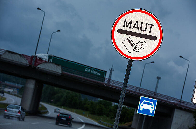 Ein Verkehrsschild zu Mautpflicht für die Passage des Warnowtunnels