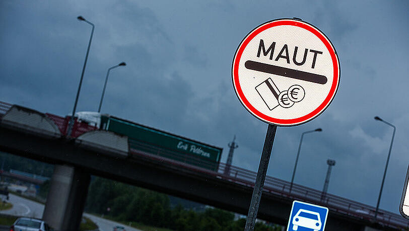 Ein Verkehrsschild zu Mautpflicht für die Passage des Warnowtunnels Ein Verkehrsschild zu Mautpflicht für die Passage des Warnowtunnels