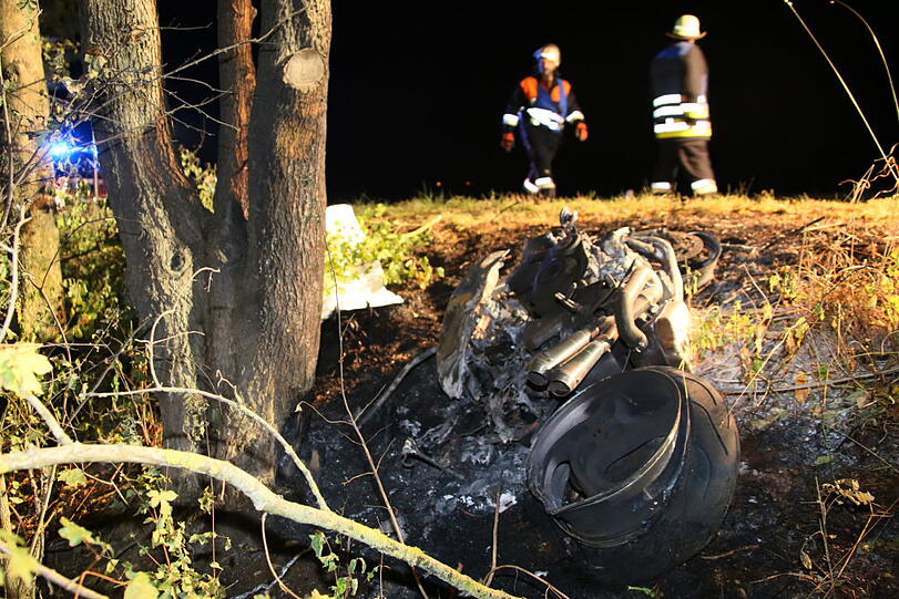Zwei Motorradfahrer sind am Mittwochabend nach einem Zusammenprall auf der B299 gestorben.