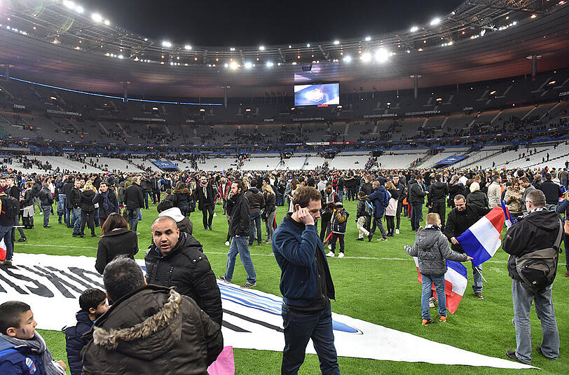 Ratlos auf dem Rasen: Fußball-Fans im Stade de France nach den Terroranschlägen.
