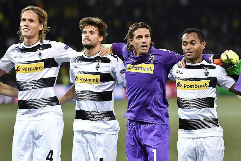 14. Borussia Mönchengladbach: Ein Versuch war es wert! Borussia hat das Grün der letzten Saisons eliminiert. Das schwarz/weiße Trikot wirkt dadurch farblich ruhiger, ist aber wieder nicht gelungen. Die diagonal gestreiften Querbalken über der Vorderseite sind zwar ganz pfiffig, kommen aber gar nicht richtig zur Geltung, da das gelbe Sponsorenlogo wieder lieblos auf Brusthöhe platziert wurde, ungeachtet der Streifen untendrunter. Der doppelte Rundhalsausschnitt ist gut, geht aber als Detail unter, das Material ist vom Griff her nicht sehr spannend! Wie wäre es denn, mal ein Design um das Sponsorenlogo herum zu entwickeln?