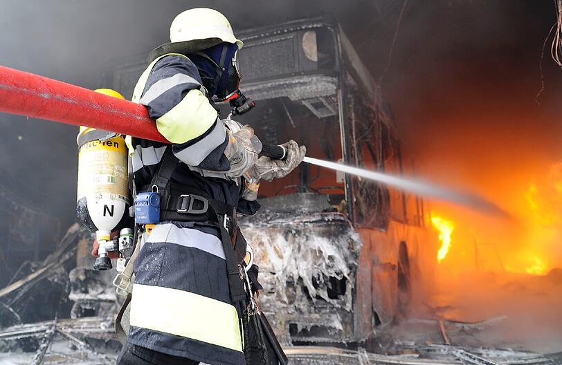 Großbrand in Laim. Die Feuerwehr muss massiv ausrücken um noch Schlimmeres zu verhindern.