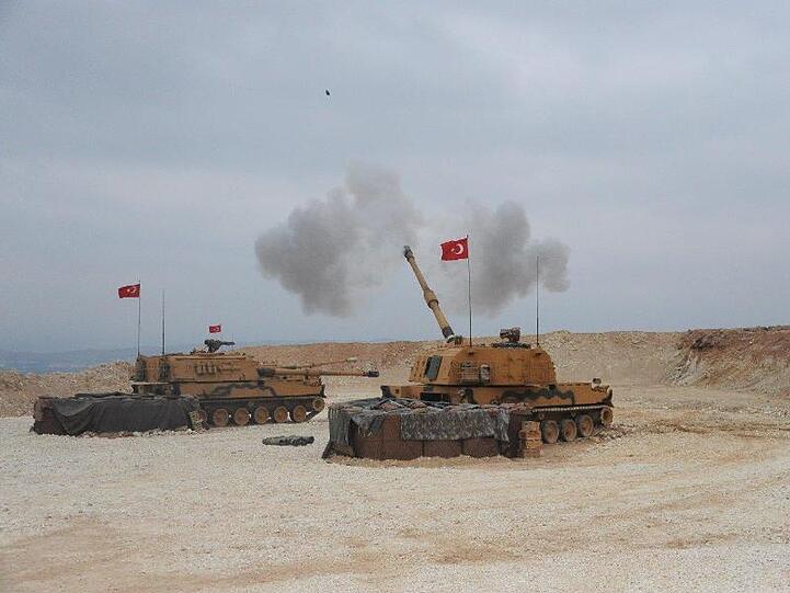 Dieses vom türkischen Verteidigungsministerium zur Verfügung gestellte Foto zeigt eine militärische Operation an der türkisch-syrischen Grenze.