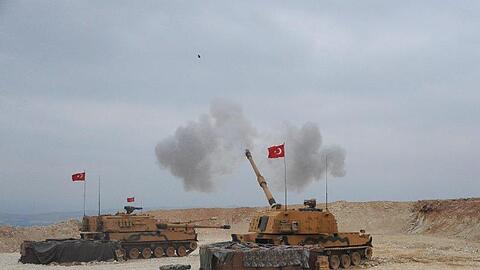Dieses vom türkischen Verteidigungsministerium zur Verfügung gestellte Foto zeigt eine militärische Operation an der türkisch-syrischen Grenze.