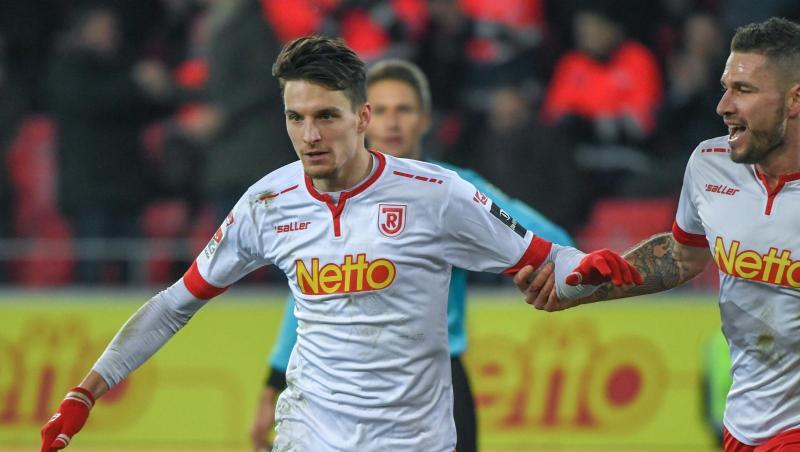 Sebastian Stolze von Regensburg (l) jubelt mit Marco Grüttner von Regensburg nach seinem Treffer zum 2:0 gegen Paderborn. Foto: Armin Weigel Sebastian Stolze von Regensburg (l) jubelt mit Marco Grüttner von Regensburg nach seinem Treffer zum 2:0 gegen Paderborn. Foto: Armin Weigel