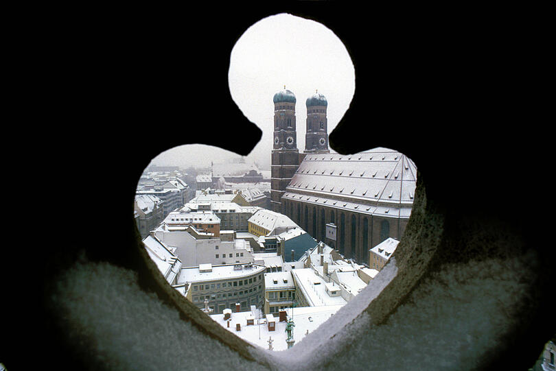 Ein Blick durch den Rathausturm auf die verschneiten Türme der Frauenkirche Ende Dezember 2020.