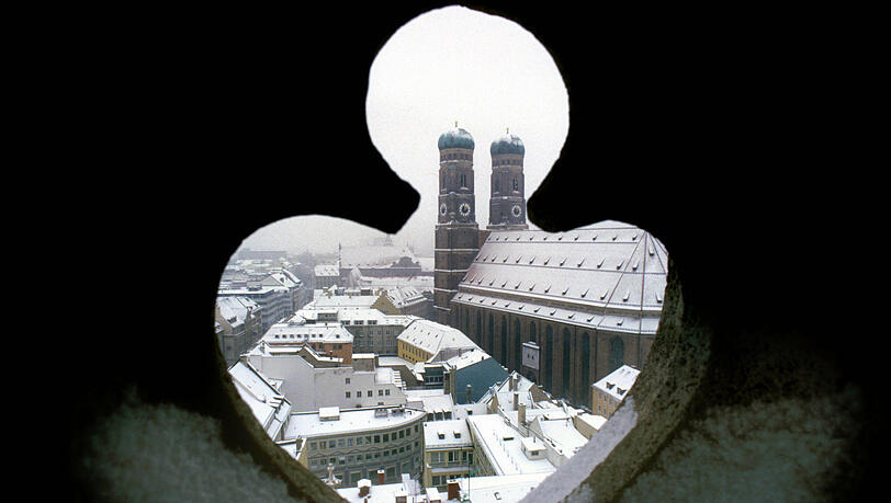 Ein Blick durch den Rathausturm auf die verschneiten Türme der Frauenkirche Ende Dezember 2020. Ein Blick durch den Rathausturm auf die verschneiten Türme der Frauenkirche Ende Dezember 2020.