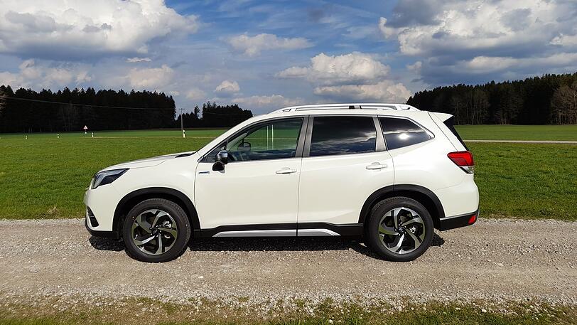 Der Crystal White Pearl-Lack des 4,63 Meter langen Japaners kostet 740 Euro extra.