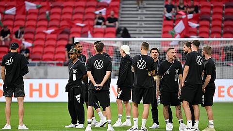 Die Spieler der deutschen Fußball-Nationalmannschaft begehen vor Beginn der Partie den Rasen.