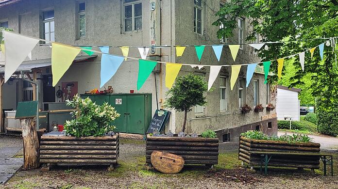 So sieht der historische Alte Kernhof derzeit aus. Blasse Fähnchen erinnern an lockere Abendmahle in lauen Sommernächten mit der Wirtsfamilie Debiasi. Sie musste zum Ostermontag ausziehen.