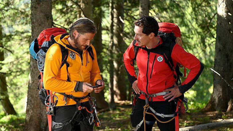 "Die Bergretter: Auf der Jagd": Gemeinsam mit Tobi (Markus Brandl, r.) sucht Markus (Sebastian Ströbel) nach dem Verunglückten.