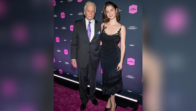 Stolzer Vater: Michael Douglas mit Tochter Carys Zeta Douglas bei der "Icons of Culture"-Gala in New York. Stolzer Vater: Michael Douglas mit Tochter Carys Zeta Douglas bei der "Icons of Culture"-Gala in New York.