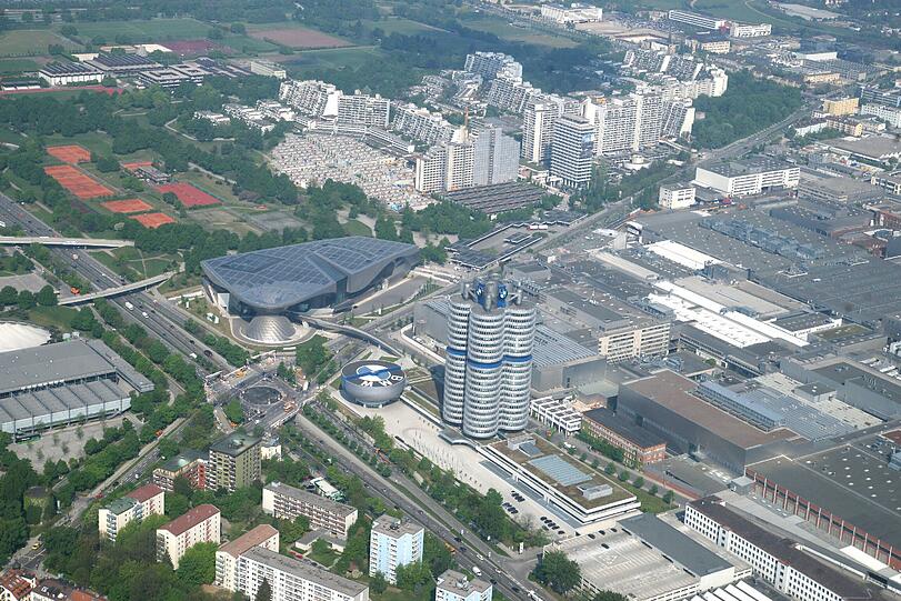 Zwei Mal Bayerische Motorenwerke: Im Vordergrund steht der Vierzylinder, dahinter fläzt sich die BMW Welt.