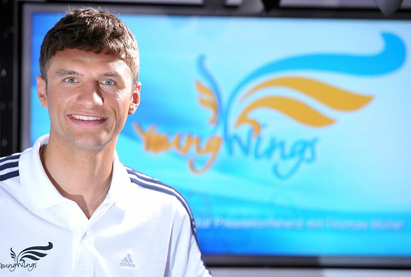 Der Fußball-Nationalspieler Thomas Müller wird als Botschafter in den nächsten Jahren das Jugendprojekt &bdquo;YoungWings&ldquo; unterstützen.