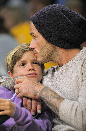 Gemeinsam mit seinem Sohn Romeo verfolgt der Fußball-Star das Basketball-Spiel in Los Angeles.