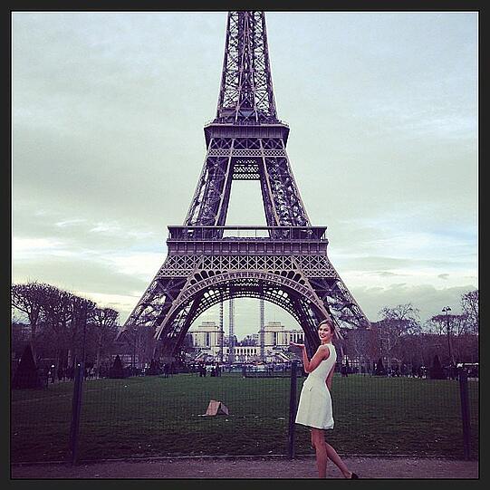 Karlie Kloss vor dem Eifelturm in Paris