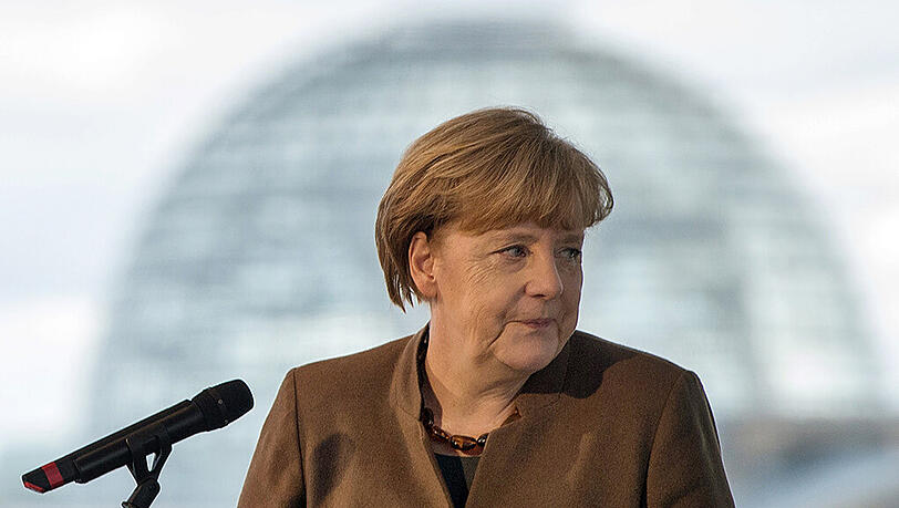 In einer Umfrage verliert Bundeskanzlerin Angela Merkel in Bayern immer mehr an Zustimmung. Rund 54 Prozent der Bayern sind noch mit ihr zufrieden. In einer Umfrage verliert Bundeskanzlerin Angela Merkel in Bayern immer mehr an Zustimmung. Rund 54 Prozent der Bayern sind noch mit ihr zufrieden.